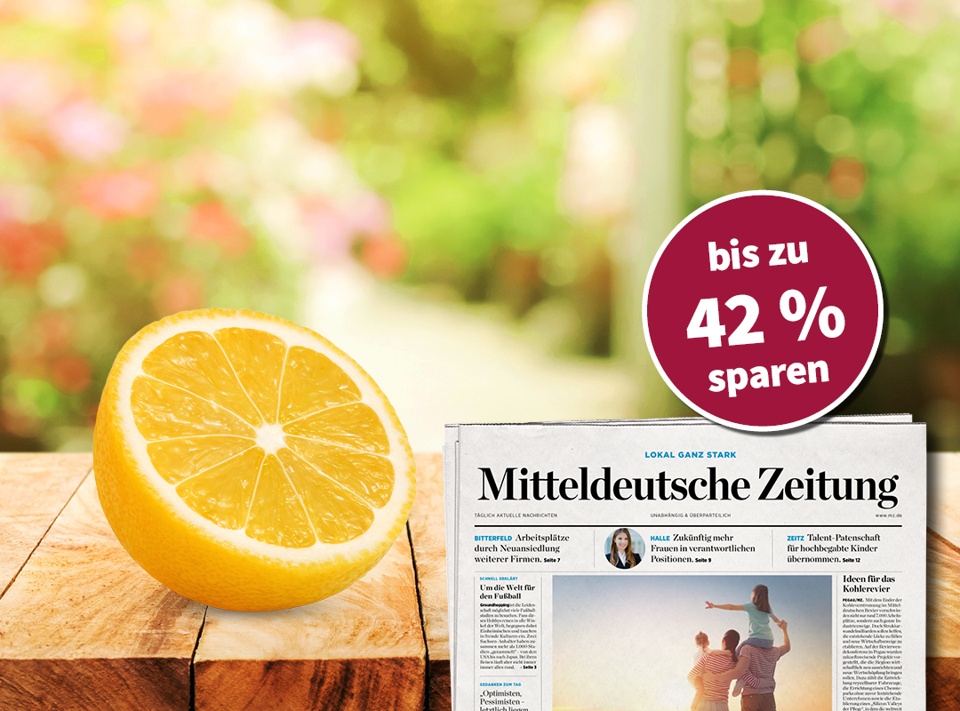 Das Bild zeigt links eine weiße Sonnenbrille. Auf dem rechten Glas der Sonnenbrille steht 